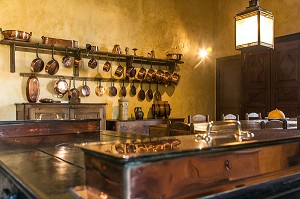 LA CUISINE ET LA COLLECTION DE CUIVRES, DOMAINE GEORGE SAND, LA VALLEE NOIRE ET LE ROMANTISME DE GEORGE SAND DANS LE BERRY, NOHANT-VIC (36), FRANCE 
