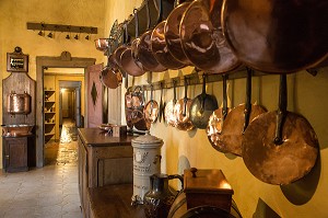 LA CUISINE ET LA COLLECTION DE CUIVRES, DOMAINE GEORGE SAND, LA VALLEE NOIRE ET LE ROMANTISME DE GEORGE SAND DANS LE BERRY, NOHANT-VIC (36), FRANCE 