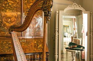 LE BOUDOIR OU CABINET DE MUSIQUE AVEC LA HARPE DE LA GRAND-MERE, DOMAINE GEORGE SAND, LA VALLEE NOIRE ET LE ROMANTISME DE GEORGE SAND DANS LE BERRY, NOHANT-VIC (36), FRANCE 
