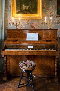 PIANO DU SALON, DOMAINE GEORGE SAND, LA VALLEE NOIRE ET LE ROMANTISME DE GEORGE SAND DANS LE BERRY, NOHANT-VIC (36), FRANCE 