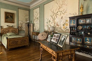 CHAMBRE DE GABRIELLE SAND AVEC SON MOBILIER EN BAMBOU, STYLE ART DECO, DOMAINE GEORGE SAND, LA VALLEE NOIRE ET LE ROMANTISME DE GEORGE SAND DANS LE BERRY, NOHANT-VIC (36), FRANCE 
