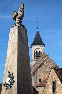 LE COQ DU MONUMENT AUX MORTS DEVANT L'EGLISE SAINT-MARTIN DE VIC, LE ROMANTISME DE LA VALLEE NOIRE DE GEORGE SAND DANS LE BERRY (36), FRANCE