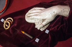 MOULAGE DE LA MAIN DE GEORGE SAND ET SES BIJOUX, LE MUSEE GEORGE SAND, LA CHATRE (36), LA VALLEE NOIRE ET LE ROMANTISME DANS LE BERRY, FRANCE 