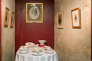 VAISSELLE ET LITHOGRAPHIE DE GEORGE SAND, MUSEE GEORGE SAND, LA CHATRE (36), LA VALLEE NOIRE ET LE ROMANTISME DANS LE BERRY, FRANCE 