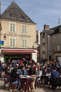 TERRASSE DU CAFE DU COMMERCE SUR LA PLACE DU MARCHE, LA CHATRE (36), LA VALLEE NOIRE DE GEORGE SAND DANS LE BERRY, FRANCE 