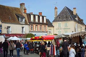 CAFE DU COMMERCE ET PLACE DU MARCHE, LA CHATRE (36), LA VALLEE NOIRE DE GEORGE SAND DANS LE BERRY, FRANCE 