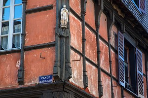 LA MAISON ROUGE OU MAISON DE BOIS EN COLOMBAGES, PLACE LAISNEL DE LA SALLE, LA CHATRE (36), LA VALLEE NOIRE DE GEORGE SAND DANS LE BERRY, FRANCE 