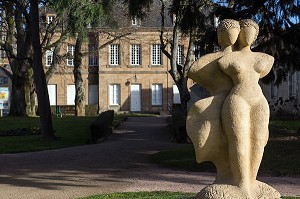 STATUE ENVOL DE MIGUEL FERNANDEZ, JARDIN PUBLIC, LA CHATRE (36), LA VALLEE NOIRE DE GEORGE SAND DANS LE BERRY, FRANCE 