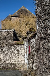 DONJON DES CHAUVIGNY, RUE DE LA FONTAINE, LA CHATRE (36), LA VALLEE NOIRE DE GEORGE SAND DANS LE BERRY, FRANCE 