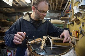 SEBASTIEN TOURNY, LUTHIER FACTEUR DE VIELLES, LA CHATRE (36), LA VALLEE NOIRE DE GEORGE SAND DANS LE BERRY, FRANCE 