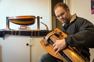 SEBASTIEN TOURNY, LUTHIER FACTEUR DE VIELLES, LA CHATRE (36), LA VALLEE NOIRE DE GEORGE SAND DANS LE BERRY, FRANCE 