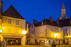 CAFE DU COMMERCE ET PLACE DU MARCHE A LA TOMBEE DE LA NUIT, LA CHATRE (36), LA VALLEE NOIRE DE GEORGE SAND DANS LE BERRY, FRANCE 