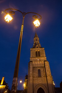 ECLAIRAGE PUBLIC DEVANT L'EGLISE, LA CHATRE, LA VALLEE NOIRE DE GEORGE SAND DANS LE BERRY (36), INDRE, CENTRE, FRANCE 