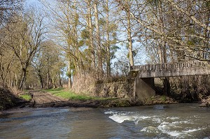 LA PASSAGE A GUE SUR LA RIVIERE L'INDRE, LIEU DE BAIGNADE DE GEORGE SAND, VIC, LA VALLEE NOIRE DE GEORGE SAND DANS LE BERRY (36), FRANCE 