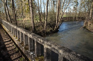 LA PASSAGE A GUE SUR LA RIVIERE L'INDRE, VIC, LA VALLEE NOIRE DE GEORGE SAND DANS LE BERRY (36), FRANCE 