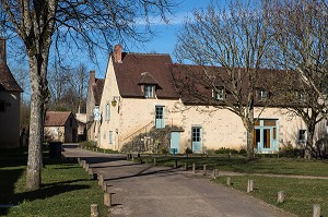 HOTEL LA PETITE FADETTE DEVANT LA DOMAINE GEORGE SAND, LA VALLEE NOIRE ET LE ROMANTISME DE GEORGE SAND DANS LE BERRY, NOHANT-VIC (36), FRANCE 
