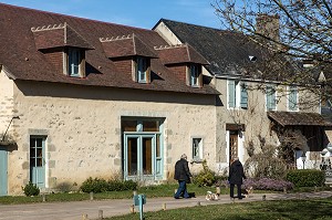 HOTEL LA PETITE FADETTE DEVANT LA DOMAINE GEORGE SAND, LA VALLEE NOIRE ET LE ROMANTISME DE GEORGE SAND DANS LE BERRY, NOHANT-VIC (36), FRANCE 