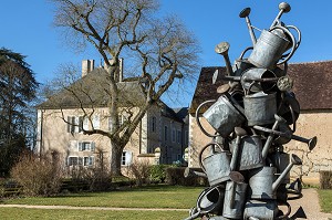 SCULPTURE DE XAVIER CARNET, SECHERESSE DE 2008 REALISEE AVEC 44 ARROSOIRS, PARC DU JARDIN DU DOMAINE GEORGE SAND, LA VALLEE NOIRE ET LE ROMANTISME DE GEORGE SAND DANS LE BERRY, NOHANT-VIC (36), FRANCE 
