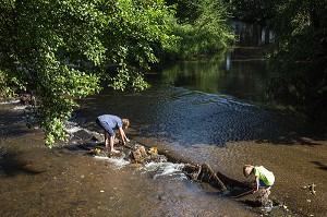 LE PASSAGE A GUE DE RIPOTON SUR LA RIVIERE L'INDRE, ENDROIT DE BAIGNADE DE GEORGE SAND, LA VALLEE NOIRE  DANS LE BERRY, VIC (36), FRANCE 