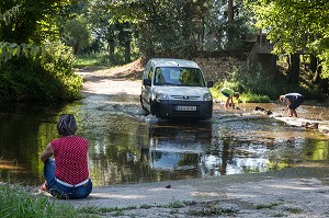LE PASSAGE A GUE DE RIPOTON SUR LA RIVIERE L'INDRE, ENDROIT DE BAIGNADE DE GEORGE SAND, LA VALLEE NOIRE DANS LE BERRY, VIC (36), FRANCE