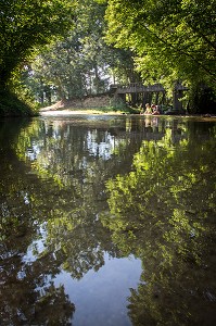 LE PASSAGE A GUE DE RIPOTON SUR LA RIVIERE L'INDRE, ENDROIT DE BAIGNADE DE GEORGE SAND, LA VALLEE NOIRE DANS LE BERRY, VIC (36), FRANCE