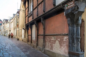 LA MAISON ROUGE OU MAISON DE BOIS EN COLOMBAGES, RUE BASSE DU MOUHET, LA CHATRE (36), LA VALLEE NOIRE DE GEORGE SAND DANS LE BERRY, FRANCE