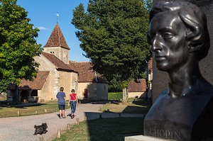 BUSTE DE FREDERIC CHOPIN DEVANT LE DOMAINE GEORGE SAND ET L'EGLISE DE NOHANT-VIC, LA VALLEE NOIRE ET LE ROMANTISME DE GEORGE SAND, BERRY (36), FRANCE