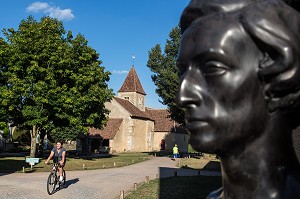 BUSTE DE FREDERIC CHOPIN DEVANT LE DOMAINE GEORGE SAND ET L'EGLISE DE NOHANT-VIC, LA VALLEE NOIRE ET LE ROMANTISME DE GEORGE SAND, BERRY (36), FRANCE