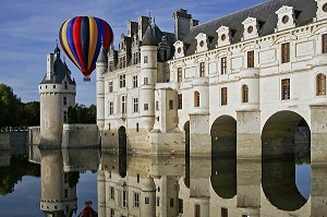 MONTGOLFIERE AU DESSUS DU CHATEAU DE CHENONCEAU, BORDS DU CHER, INDRE-ET-LOIRE (37), FRANCE 