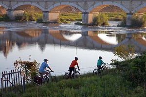 CYCLISTES DEVANT LE PONT QUI TRAVERSE LA LOIRE, ILE DE LA CROIX SAINT-JEAN, ITINERAIRE DE LA LOIRE A VELO, AMBOISE, INDRE-ET-LOIRE (37), FRANCE 