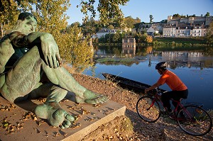 CYCLISTE DEVANT LA STATUE EN BRONZE DE LA REPRESENTATION DE LEONARD DE VINCI EN DEMI-DIEU PERSEE AVEC LA TETE DE MEDUSE SUR LES BORDS DE LA LOIRE, ILE DE LA CROIX SAINT-JEAN, ITINERAIRE DE LA LOIRE A VELO, AMBOISE, INDRE-ET-LOIRE (37), FRANCE 