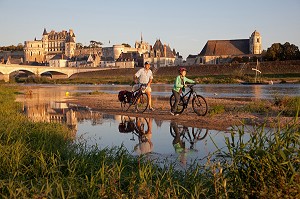 CYCLISTES EN FAMILLE DEVANT LE CHATEAU ROYAL SUR LES BORDS DE LA LOIRE, ILE DE LA CROIX SAINT-JEAN, ITINERAIRE DE LA LOIRE A VELO, AMBOISE, INDRE-ET-LOIRE (37), FRANCE 