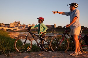 CYCLISTES EN FAMILLE (PERE ET FILS) SUR LES BORDS DE LA LOIRE, ILE DE LA CROIX ENTRE AMIS DEVANT LE CHATEAU ROYAL SAINT-JEAN, ITINERAIRE DE LA LOIRE A VELO, AMBOISE, INDRE-ET-LOIRE (37), FRANCE 