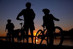 CYCLISTES EN OMBRE CHINOISE AU BORDS DE LA LOIRE AU COUCHER DE SOLEIL, ITINERAIRE DE LA LOIRE A VELO, AMBOISE, INDRE-ET-LOIRE (37), FRANCE 