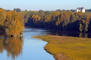 CHATEAU DE MONCONTOUR SUR LE COTEAU EN TUFFEAU DE VOUVRAY SURPLOMBANT LA LOIRE EN AUTOMNE, INDRE-ET-LOIRE (37), FRANCE 