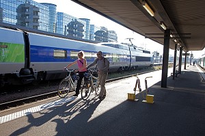 COUPLE DE CYCLISTES A LA GARE DES TRAINS TGV DE TOURS, ITINERAIRE DE LA LOIRE A VELO, INDRE-ET-LOIRE (37), FRANCE 