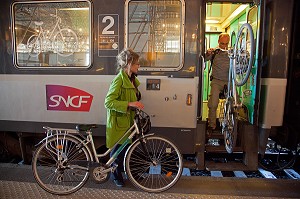 COUPLE DE CYCLISTES, DESCENTE DU TRAIN CORAIL A LA GARE DE TOURS, ITINERAIRE DE LA LOIRE A VELO, INDRE-ET-LOIRE (37), FRANCE 