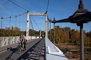COUPLE EN TANDEM AU BORD DE LA LOIRE SUR LE PONT SUSPENDU DE SAINT-SYMPHORIEN, TOURS, ITINERAIRE DE LA LOIRE A VELO, INDRE-ET-LOIRE (37), FRANCE 