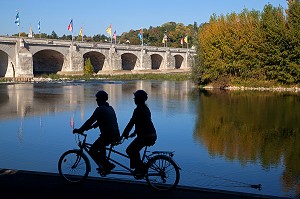 COUPLE EN TANDEM AU BORD DE LA LOIRE DEVANT LE PONT WILSON, TOURS, ITINERAIRE DE LA LOIRE A VELO, INDRE-ET-LOIRE (37), FRANCE 