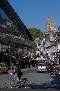 CYCLISTE DEVANT LE VINCI, LE CENTRE INTERNATIONAL DES CONGRES DE TOURS-VAL DE LOIRE ET CATHEDRALE SAINT-GATIEN, RUE BERNARD PALISSY, TOURS, ITINERAIRE DE LA LOIRE A VELO, INDRE-ET-LOIRE (37), FRANCE 