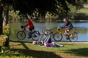 CYCLISTES SUR L'ITINERAIRE DE LA LOIRE A VELO, SAVONNIERES, INDRE-ET-LOIRE (37), FRANCE 