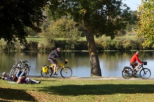CYCLISTES SUR L'ITINERAIRE DE LA LOIRE A VELO, SAVONNIERES, INDRE-ET-LOIRE (37), FRANCE 