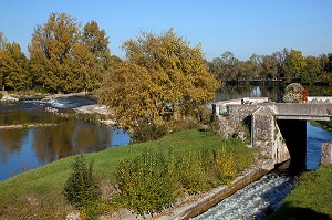 RETENUE D'EAU ET PETIT PONT SUR LE CHER A L'AUTOMNE, SAVONNIERES, INDRE-ET-LOIRE (37), FRANCE 