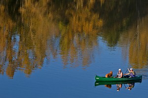 COUPLE EN BALADE EN CANOE AVEC LEUR CHIEN SUR LA LOIRE, BREHEMONT, INDRE-ET-LOIRE (37), FRANCE 