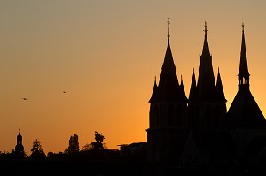 CLOCHERS DE L'EGLISE SAINT-NICOLAS AU COUCHER DE SOLEIL, BLOIS, LOIR-ET-CHER (41), FRANCE 