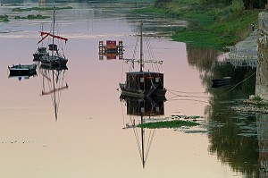 GABARES, BATEAUX SUR LA LOIRE AU COUCHER DE SOLEIL, BLOIS, LOIR-ET-CHER (41), FRANCE 