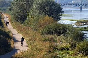 CYCLISTE ET PIETONS LA ROUTE DE BORDS DE LOIRE DE L'ITINERAIRE DE LA LOIRE A VELO, BLOIS, LOIR-ET-CHER (41), FRANCE 