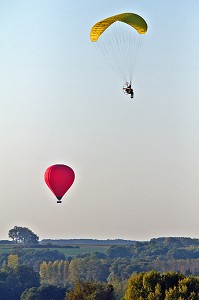 MONTGOLFIERE ET PARAPENTE ULM AU DESSUS DU VILLAGE DE CHAUMONT-SUR-LOIRE, LOIR-ET-CHER (41), FRANCE 