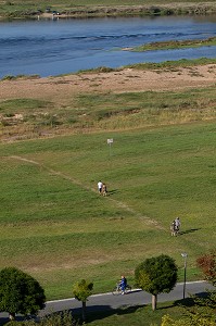 BALADE A PIED ET A VELO SUR LES BORDS DE LOIRE, CHAUMONT-SUR-LOIRE, ITINERAIRE DE LA LOIRE A VELO, LOIR-ET-CHER (41), FRANCE 
