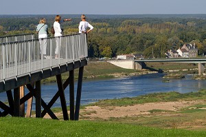 FEMMES SUR LE BELVEDERE DU CHATEAU DE CHAUMONT-SUR-LOIRE DOMINANT LES BORDS DE LOIRE, LOIR-ET-CHER (41), FRANCE 